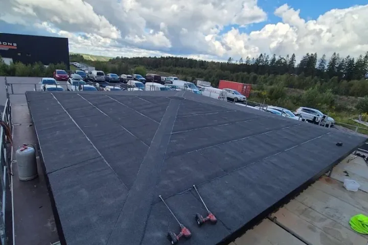 Nytt papptak på en större byggnad