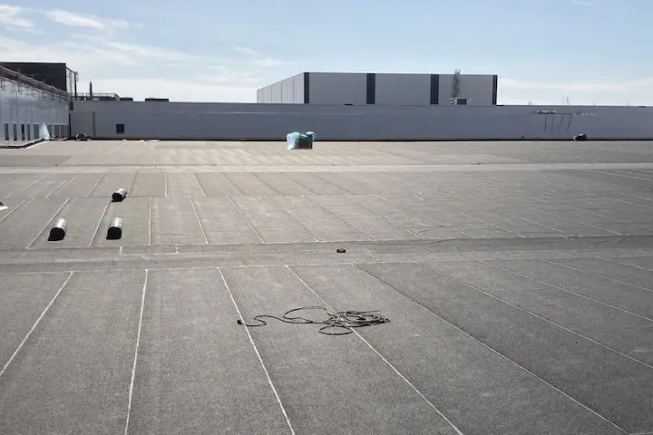 Platt tak på en industribyggnad